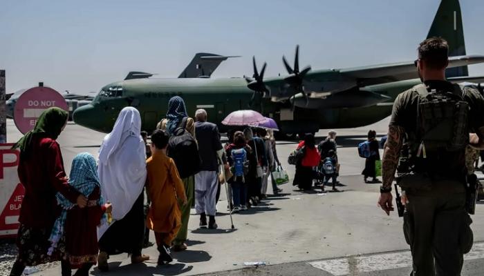 أفغان يفرون من بلادهم بمطار كابول - الجارديان