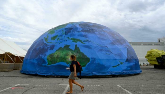 مجسم لنصف الكرة الأرضية في افتتاح مؤتمر الاتحاد الدولي لحفظ الطبيعة