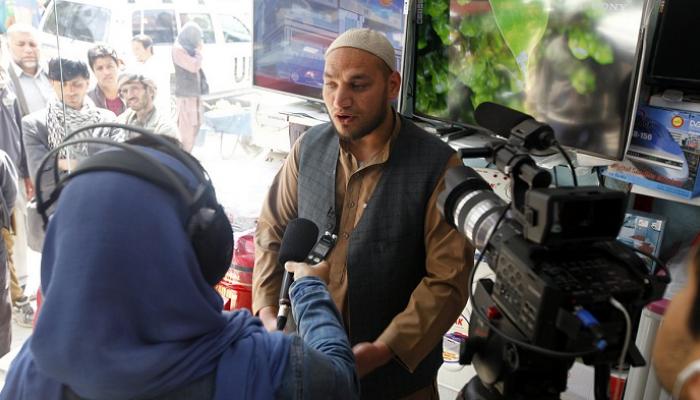 صحيفة أفغانية تجري مقابلة تليفزيونية
