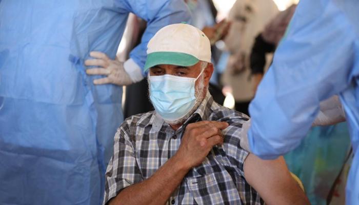 شخص يتلقى جرعة من لقاح كورونا بأحد المراكز الصحية في ليبيا -أرشيفية