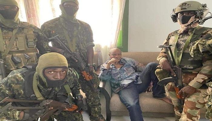 صورة متداولة لاعتقال الرئيس ألفا كوندي من قبل عسكريين