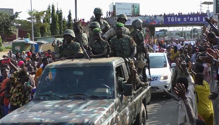  عسكريون في غينيا كوناكري وسط المواطنين