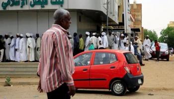سودانيون أمام بنك فيصل الإسلامي ..رويترز