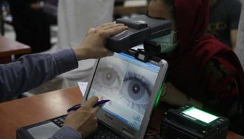 مسح لقزحية من أجل استخراج جواز سفر - أسوشيتد برس