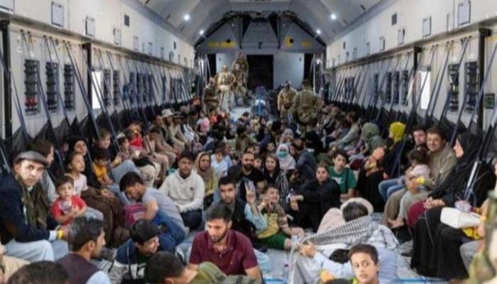 لاجئون ومتعاونون أفغان داخل طائرة إجلاء ألمانية