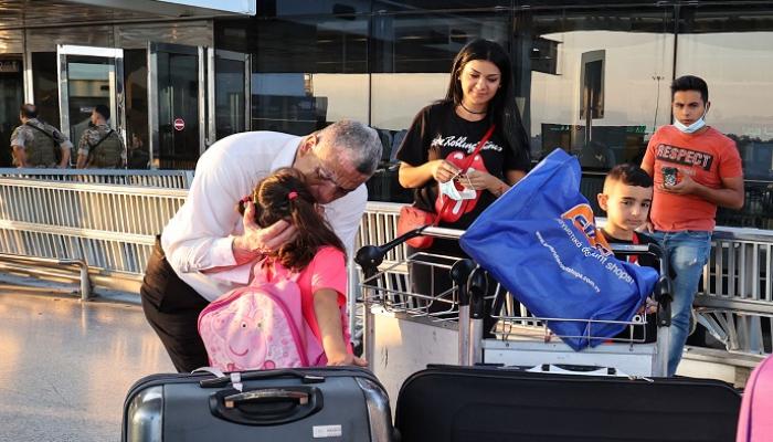 أسرة لبنانية بعد وصولها مطار لارنكا في قبرص