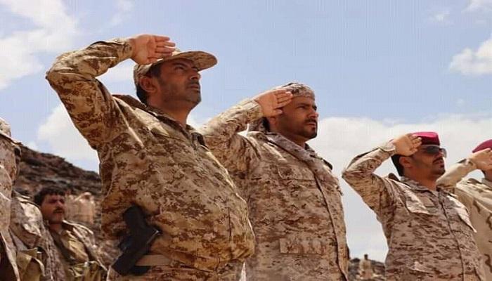 الفريق الركن صغير حمود بن عزيز مع الجنود
