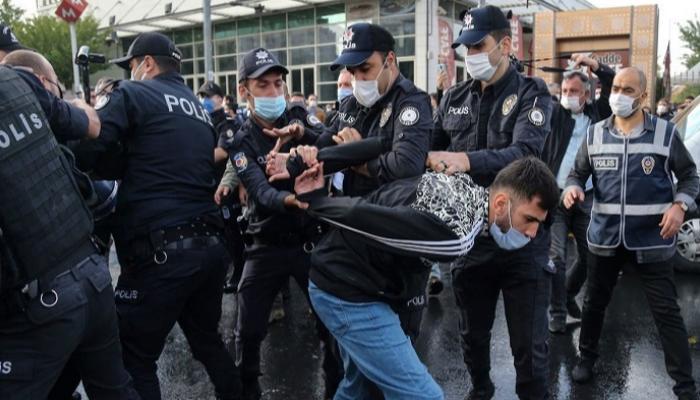 السلطات التركية خلال اعتقالها أحد الشباب - أرشيفية