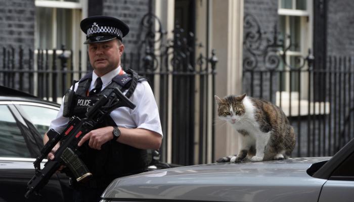 شرطي يقف أمام مبنى رئاسة الوزراء في لندن