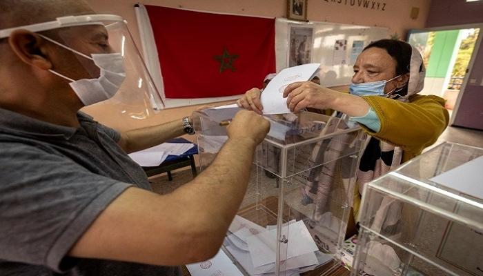 مغربية تدلي بصوتها في الانتخابات - الفرنسية