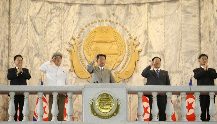 الزعيم الكوري الشمالي  كيم جونغ أون يتابع العرض العسكري- رويترز 