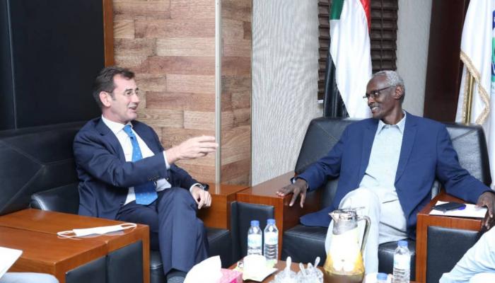 وزير الري السوداني وسفير الاتحاد الأوروبي بالخرطوم