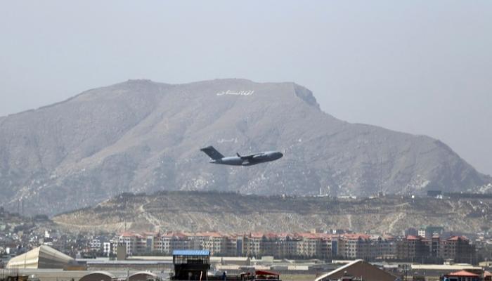 أول طائرة مدنية تغادر أفغانستان منذ الانسحاب الأمريكي