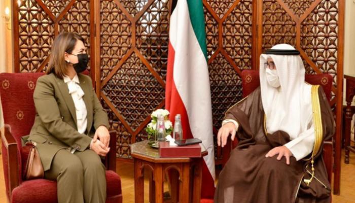 نجلاء المنقوش خلال لقائها وزير الخارجية الكويتي