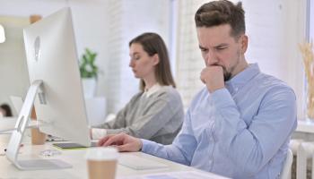 دراسة تؤكد أن العمل المكتبي يمكن أن يؤدي للإصابة بالربو