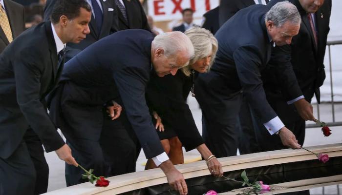 الرئيس الأمريكي يضع زهورا على نصب تذكاري لضحايا سبتمبر