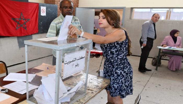 مواطنة مغربية تدلي بصوتها في الانتخابات الأخيرة