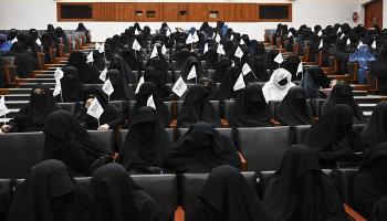 أفغانيات منتقبات خلال مظاهرات جامعة كابول
