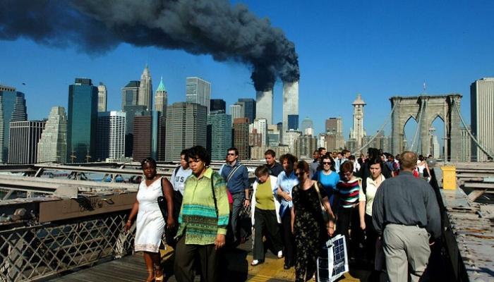 سكان نيويورك يفرون من مانهاتن عبر جسر بروكلين في 11 سبتمبر