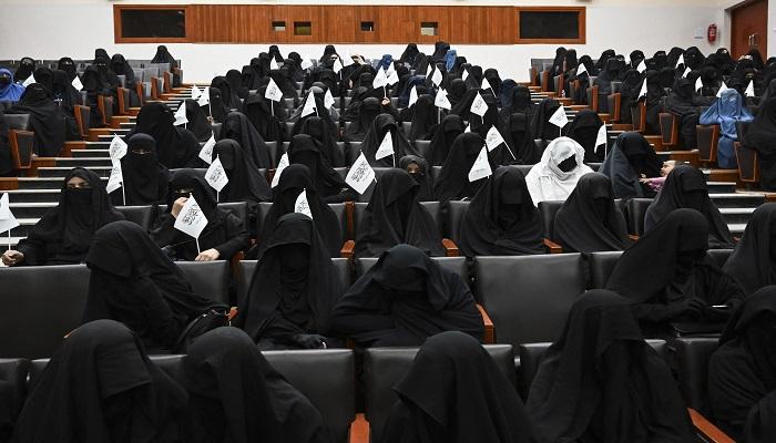 Peçeli kadınlar Kabil Üniversitesi'nde toplandı