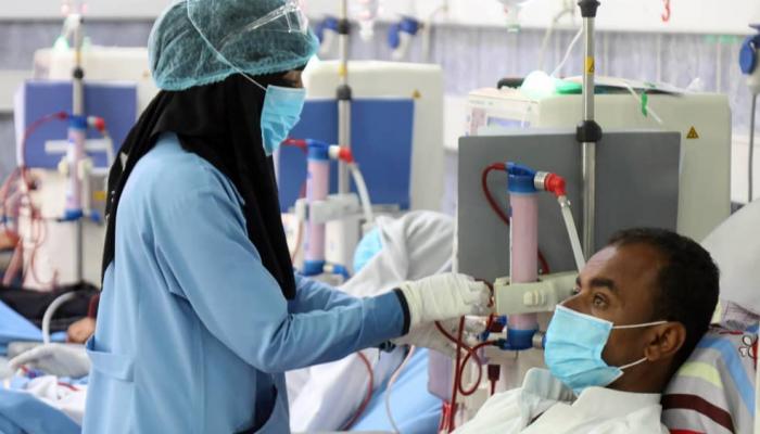 ممرضة يمنية تفحص مصابا بفيروس كورونا في إحدى المستشفيات