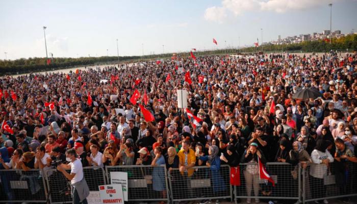 جانب من الاحتجاجات الحاشدة في تركيا ضد قواعد لقاحات كورونا