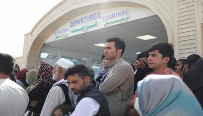 لاجئون أفغان في مطار كابول 