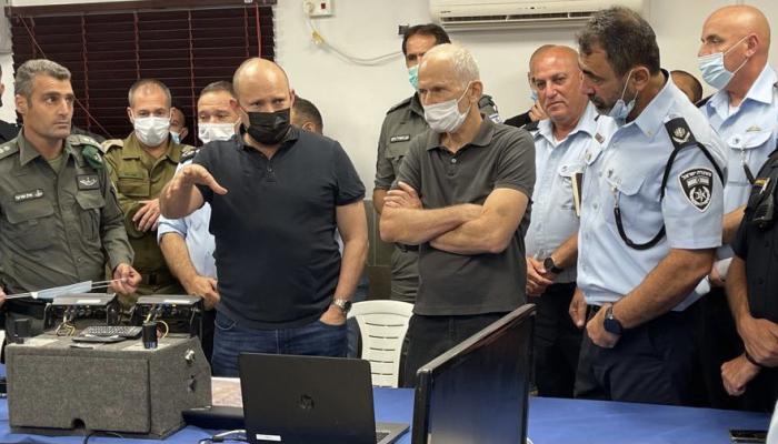 رئيس الوزراء الإسرائيلي خلال مراقبة عمليات البحث عن الأسرى الفارين