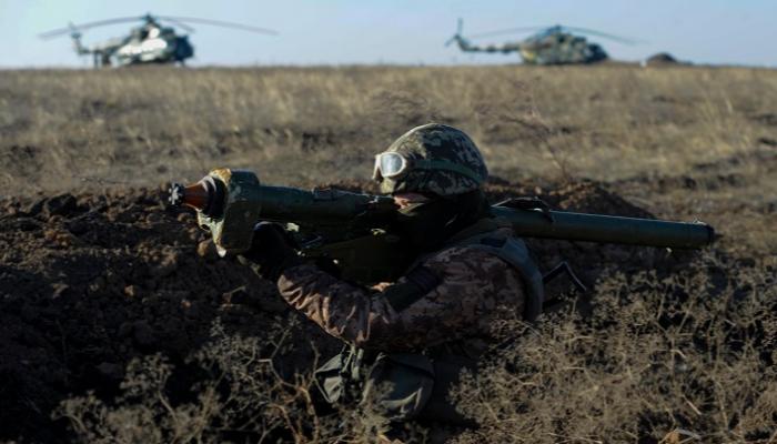 جندي أوكراني على خط المواجهة شرقي البلاد - أ.ف.ب