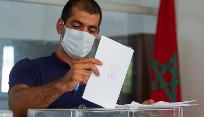 ناخب مغربي يدلي بصوته في الانتخابات التي جرت الأربعاء الماضي