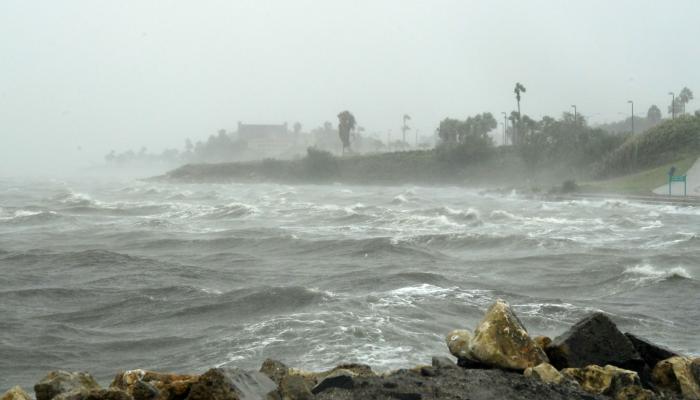 الإعصار نيكولاس يضرب سواحل تكساس ولويزيانا