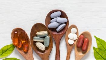 مجموعة من المكملات الغذائية