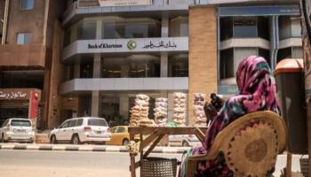 بائعة قرب بناية تضم بنك الخرطوم- أرشيف