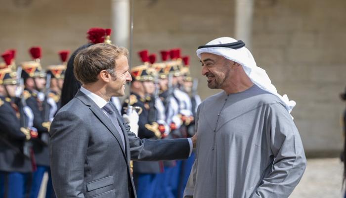 جانب من لقاء ولي عهد أبوظبي والرئيس الفرنسي