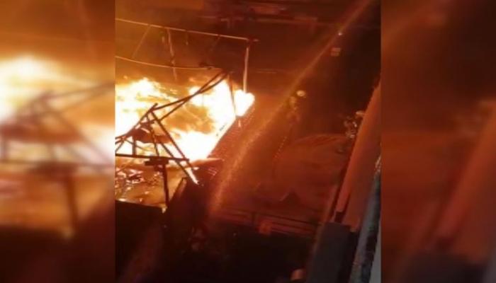 Kadıköy'de 3 katlı restoranda patlama sonrası yangın
