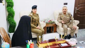 ضابطان من الشرطة المجتمعية خلال التحقيق في حادثة سابقة