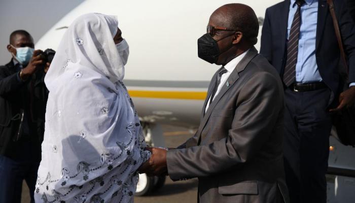 وزيرة الخارجية السودانية تستقبل نظيرها الكونغولي بمطار الخرطوم