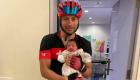 طبيب لبناني يصل إلى غرفة الولادة على دراجة هوائية‎‎: أرفض طوابير الذل