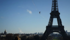 Paris : le funambule Nathan Paulin éblouit les fans avec un défilé depuis la tour Eiffel
