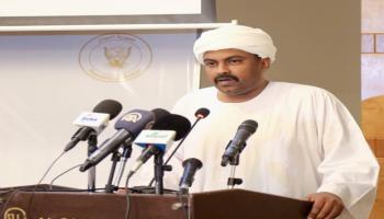 محمد الفكي سليمان خلال حديثه في ورشة العمل 