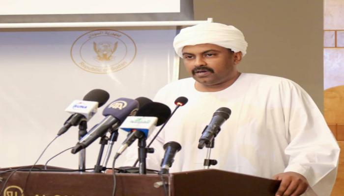 محمد الفكي سليمان خلال حديثه في ورشة العمل