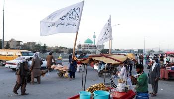 انتشار  أعلام طالبان في الشارع الأفغاني
