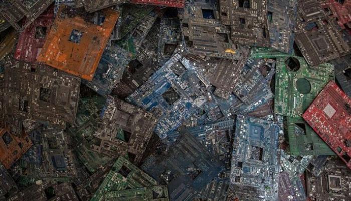 تعدين بيتكوين ينتج آلاف الأطنان من النفايات
