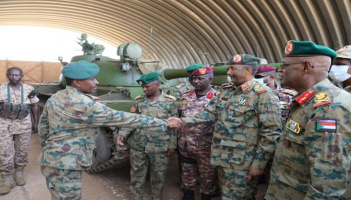 البرهان خلال لقاء الضباط والجنود بمنطقة الشجرة