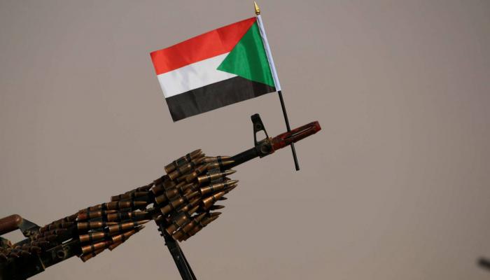 علم السودان على فوهة بندقية- أرشيفية