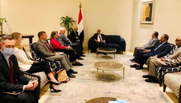 جانب من اللقاء مع المبعوث الأمريكي في الرياض