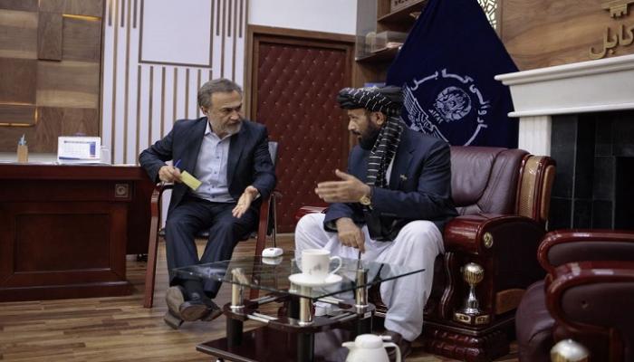 عمدة كابول محمد داود سلطان زوي مع عضو حركة طالبان حمد الله نعماني