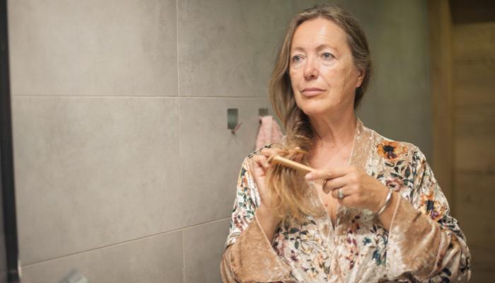تساقط الشعر من المشاكل التي تواجه النساء في سن اليأس - أرشيفية