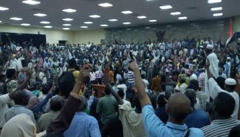 سودانيون  داخل مقر لجنة التفكيك بعد سحب قوات التأمين