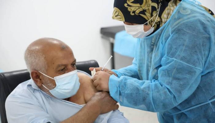 ليبي يتلقى جرعة لقاح كورونا بأحد المراكز الصحية (أرشيفية)